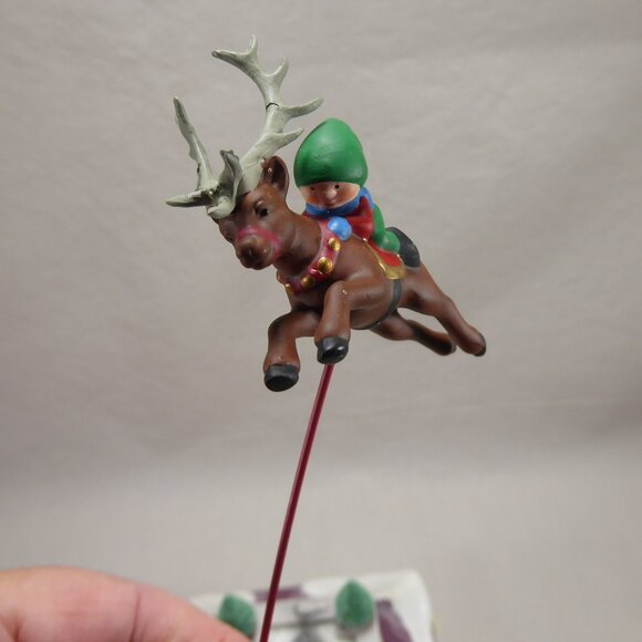 Dept 56 Santa's Reindeer Rides North Pole Series Christmas Village House 2002 - Picture 6 of 11